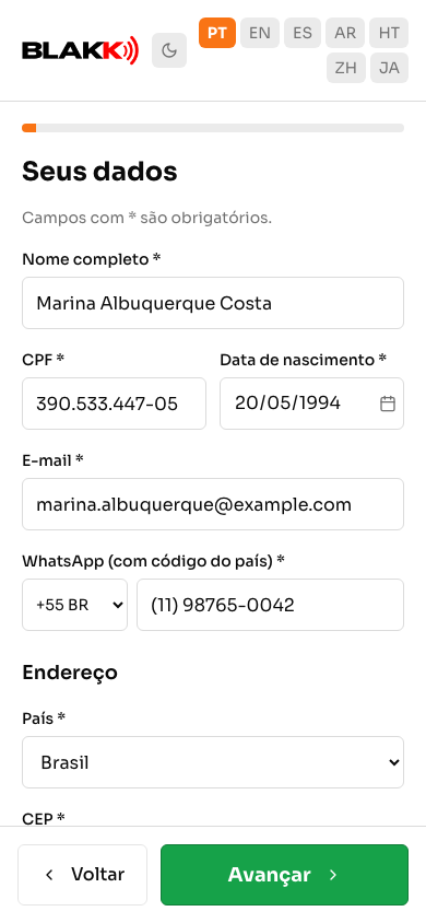 Cliente preenchendo os dados pessoais no celular