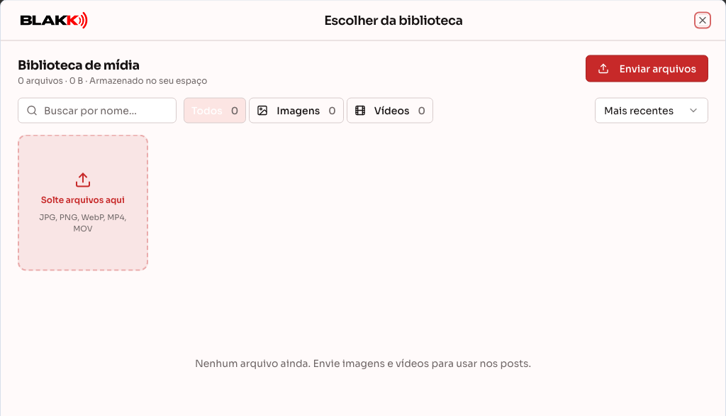 Biblioteca de mídia aberta pelo Escolher da biblioteca, com Enviar arquivos, busca e filtros de imagens e vídeos